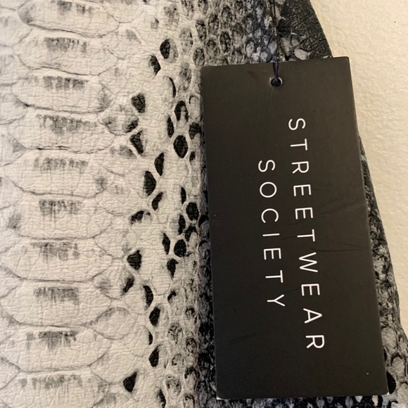 Faux leather snake print mini skirt - Picture 3 of 7